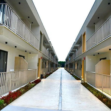 Amber Village Spille Buitenkant foto